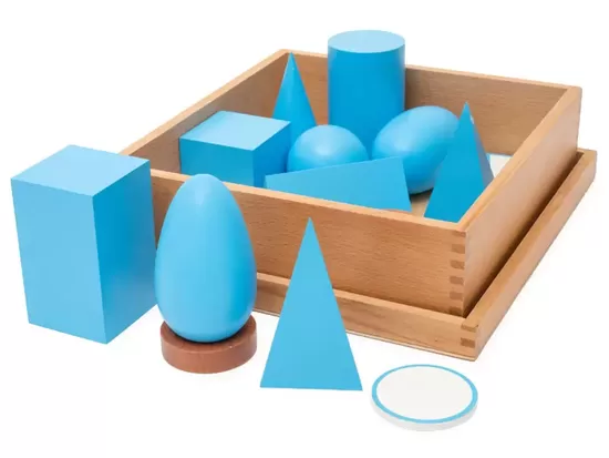 Montesori materiāls. Cietvielu ģeometriskās figūras