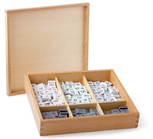 Numurēt1 žetonis koka kastē