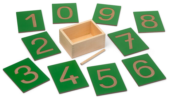 Iegravēti cipari 0 - 9 koka kastītē
