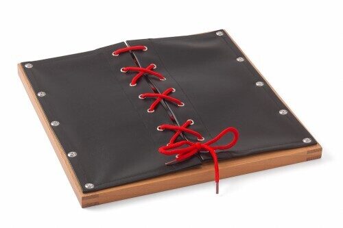 Rāmis ar kurpju šņorēm