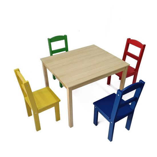 Galds ar četriem krāsainiem krēsliem