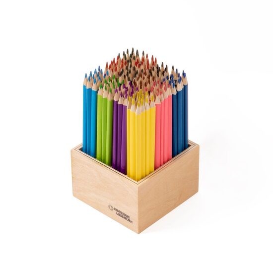 Trīsstūrveida bērnu zīmuļi koka statīvā