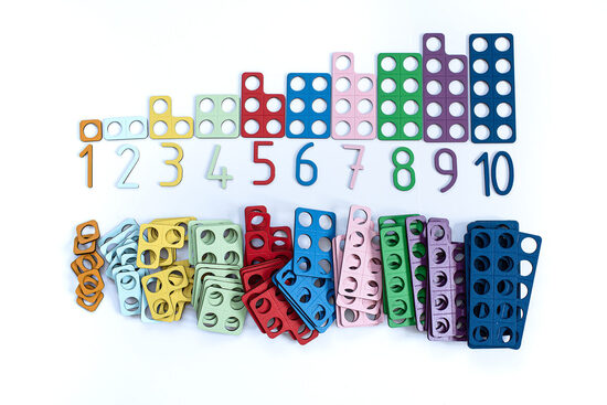 Matemātiskās plāksnītes koka kastītē ar nodalījumiem